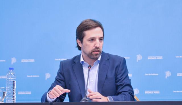 El ministro de Salud bonaerense, Nicolás Kreplak, advirtió sobre la falta de un debate público y regulatorio en torno al uso de Inteligencia Artificial en el sistema sanitario. La expansión de estas tecnologías plantea oportunidades para mejorar diagnósticos y tratamientos, pero también abre interrogantes éticos, legales y sanitarios.