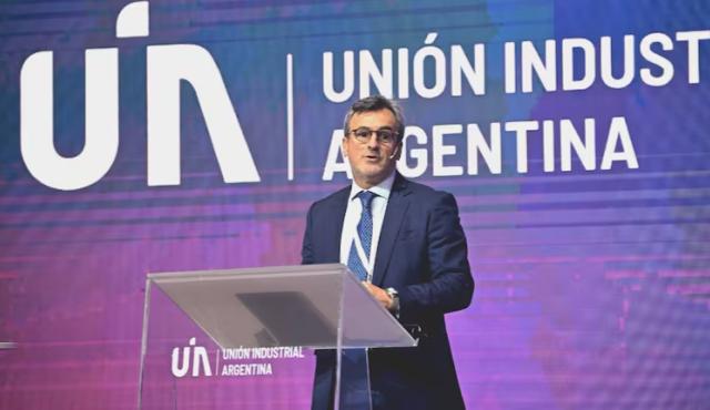 La UIA y Accenture volvieron a poner en valor su alianza estratégica con el relanzamiento del CIX, un espacio diseñado para que las empresas experimenten tecnologías aplicadas al proceso productivo en casos reales. En un evento cerrado, las instituciones presentaron los resultados del primer estudio nacional sobre la adopción de Inteligencia Artificial (IA) en la industria argentina. 