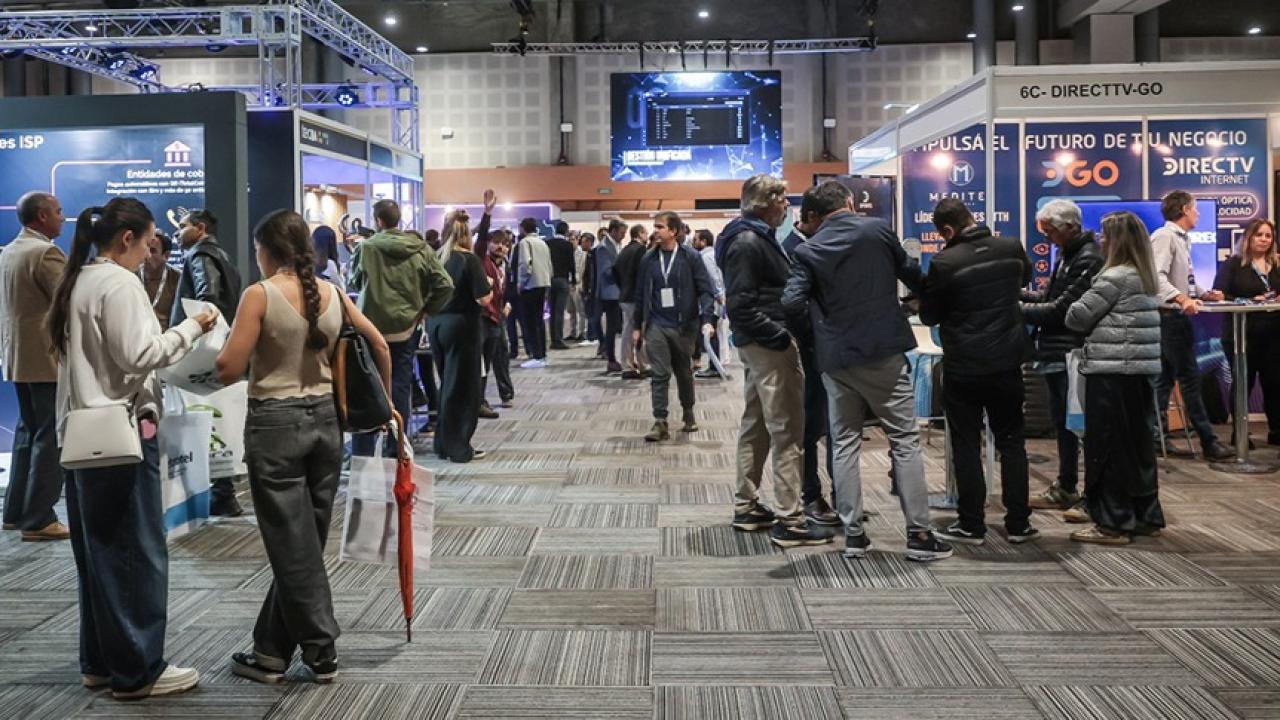 La Inteligencia Artificial dejó de ser solo software. En la nueva economía digital, la competitividad de los países se mide por su capacidad de desplegar infraestructura: energía, conectividad y centros de datos. En ese escenario, Argentina busca posicionarse como un hub regional.