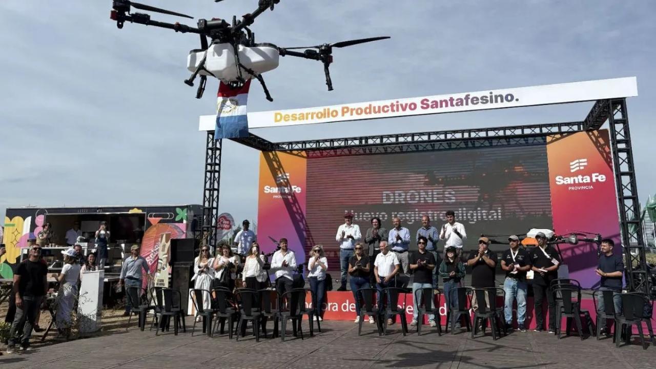 La provincia estableció un marco específico para la pulverización con drones, en un intento por ordenar una tecnología que ya se expandía en el campo. La medida combina regulación, capacitación obligatoria y control, en un escenario atravesado por tensiones productivas, ambientales y legales.
