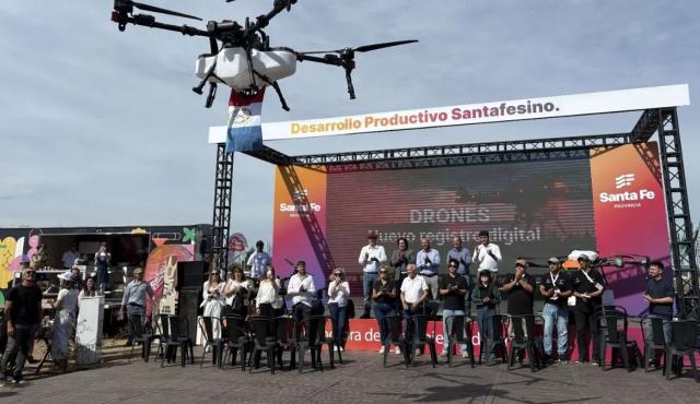 La provincia estableció un marco específico para la pulverización con drones, en un intento por ordenar una tecnología que ya se expandía en el campo. La medida combina regulación, capacitación obligatoria y control, en un escenario atravesado por tensiones productivas, ambientales y legales.
