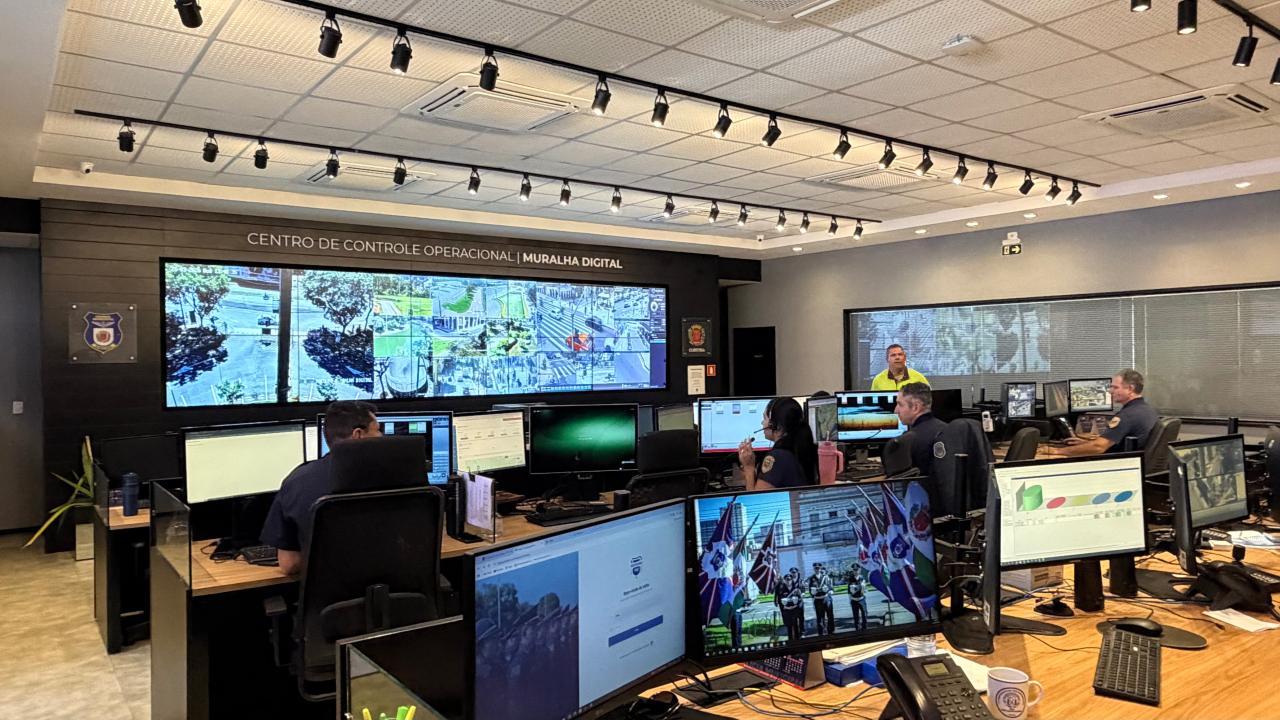 Durante el tercer día de la misión técnica de intendentes, funcionarios y empresarios tecnológicos visitaron el Hipervisor Urbano y la Muralla Digital. Gestión en tiempo real y  seguridad inteligente.