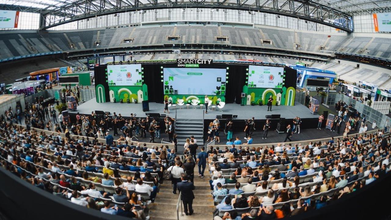 La transformación urbana ya no es conceptual: tecnologías basadas en datos, simulación y automatización están cambiando cómo se planifican, gestionan y anticipan los problemas en las ciudades.
