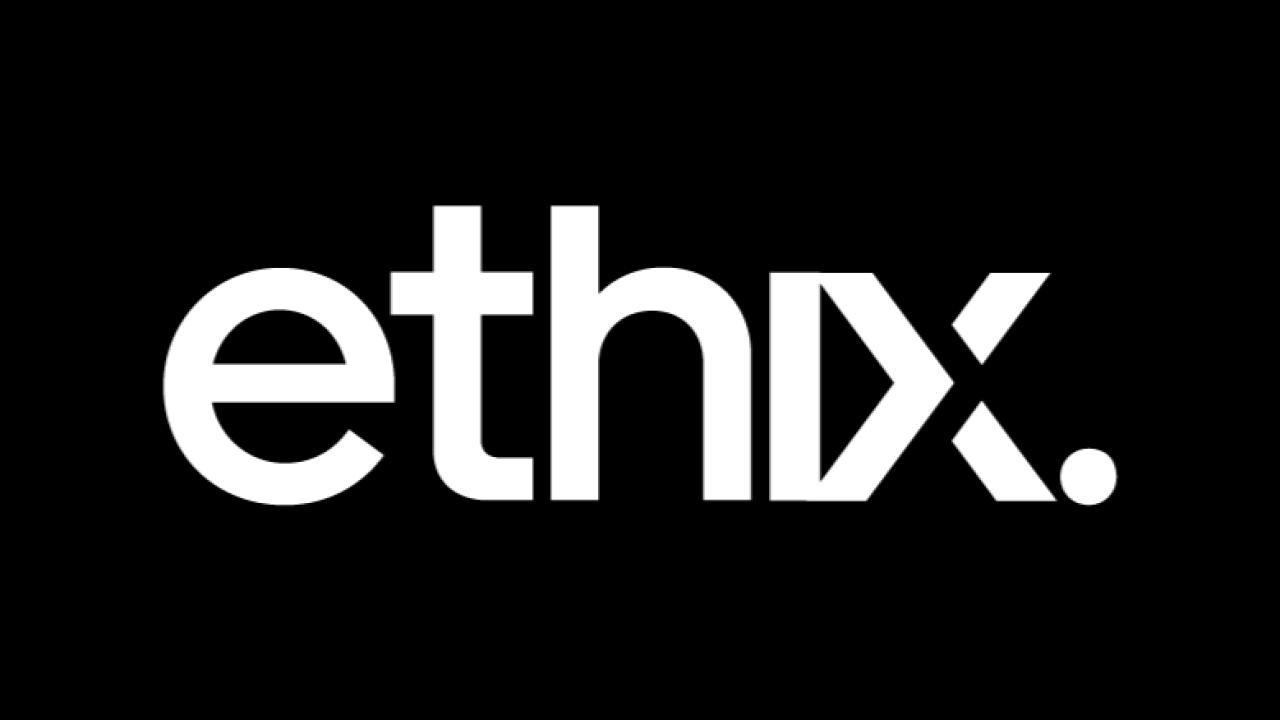 En el ecosistema de ciudades inteligentes, donde la conversación suele centrarse en sensores, plataformas y automatización, empieza a emerger una discusión más estructural: cómo se toman las decisiones dentro del Estado. En ese punto se posiciona ETHIX, una plataforma que aplica Inteligencia Artificial para hacer más trazables, auditables y eficientes los procesos públicos y corporativos.