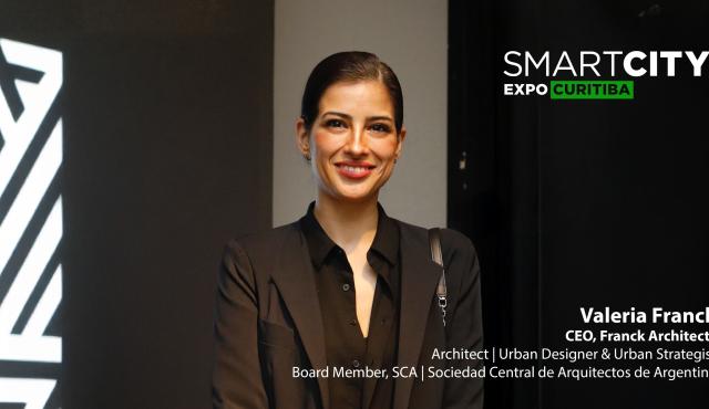 Durante años, hablar de ciudades inteligentes implicaba sumar dispositivos, plataformas o soluciones aisladas. Hoy, esa mirada resulta limitada. La verdadera transformación no ocurre cuando se incorpora tecnología, sino cuando se logra integrarla en un sistema que articula información, gestión y proyecto urbano en tiempo real.