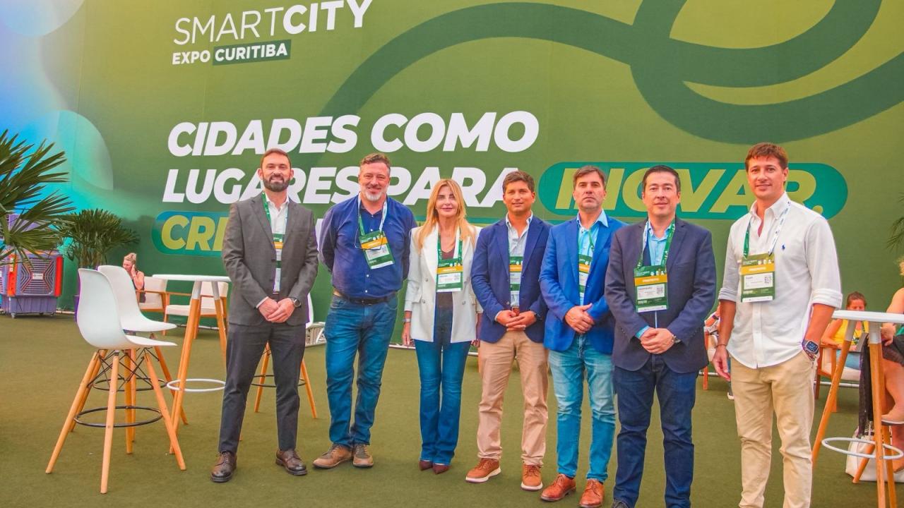 Recién llegado de Curitiba, tras participar del evento mundial de Smart City, vuelvo con una certeza que me sacude como intendente: el futuro no está llegando, ya se instaló en el living de nuestros vecinos. Pero en este viaje, más que deslumbrarme con sensores y ciudades hiperconectadas, me llevé una pregunta que nos quema a quienes gobernamos el "metro cuadrado" de la gente: ¿Cómo hacemos para que la Inteligencia Artificial no se convierta en una nueva barrera de exclusión, sino en una herramienta de justicia social?
