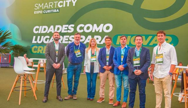 Recién llegado de Curitiba, tras participar del evento mundial de Smart City, vuelvo con una certeza que me sacude como intendente: el futuro no está llegando, ya se instaló en el living de nuestros vecinos. Pero en este viaje, más que deslumbrarme con sensores y ciudades hiperconectadas, me llevé una pregunta que nos quema a quienes gobernamos el "metro cuadrado" de la gente: ¿Cómo hacemos para que la Inteligencia Artificial no se convierta en una nueva barrera de exclusión, sino en una herramienta de justicia social?