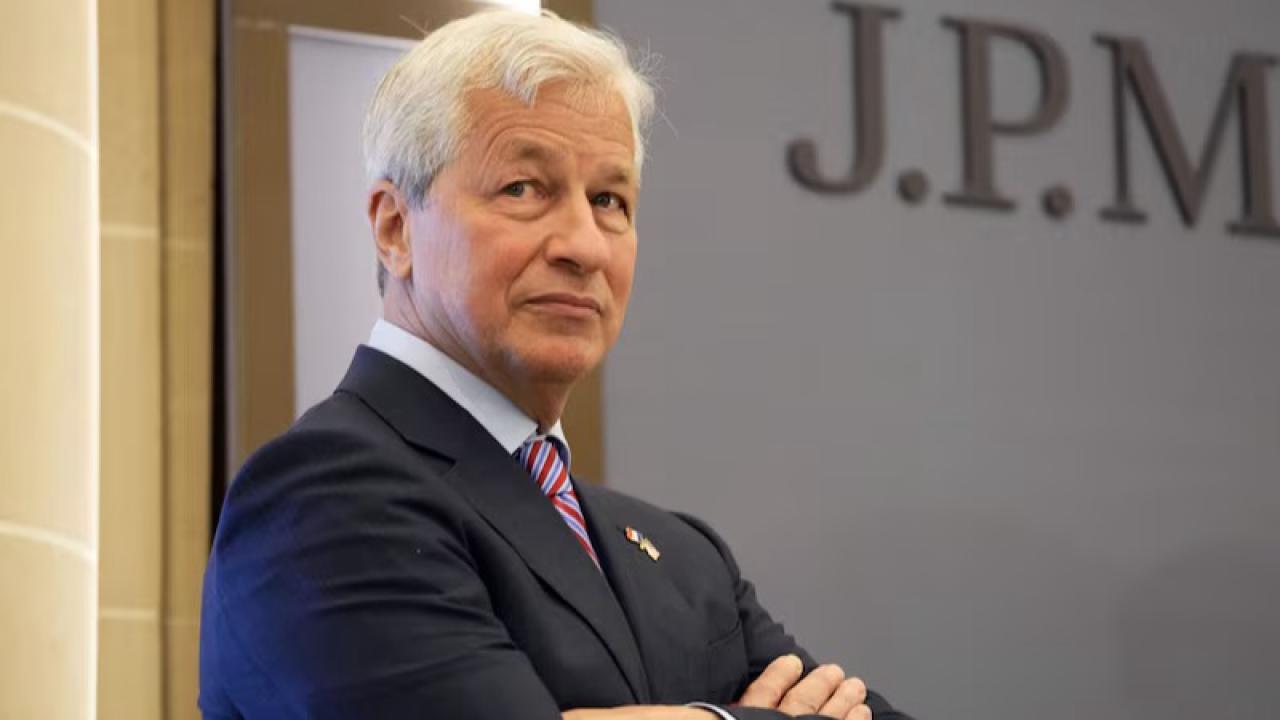 Mientras JPMorgan Chase acelera la adopción de Inteligencia Artificial en todas sus áreas, su CEO Jamie Dimon reconoce que el proceso puede provocar pérdida masiva de puestos de trabajo y hasta disturbios sociales si no hay regulación ni políticas de adaptación.