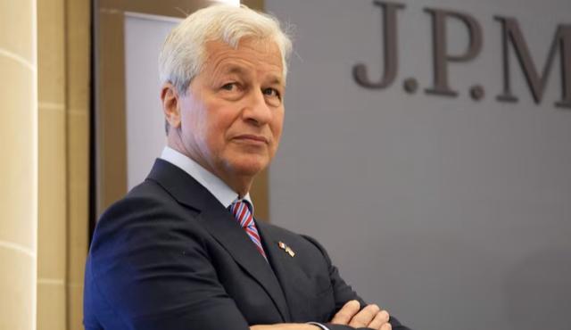 Mientras JPMorgan Chase acelera la adopción de Inteligencia Artificial en todas sus áreas, su CEO Jamie Dimon reconoce que el proceso puede provocar pérdida masiva de puestos de trabajo y hasta disturbios sociales si no hay regulación ni políticas de adaptación.