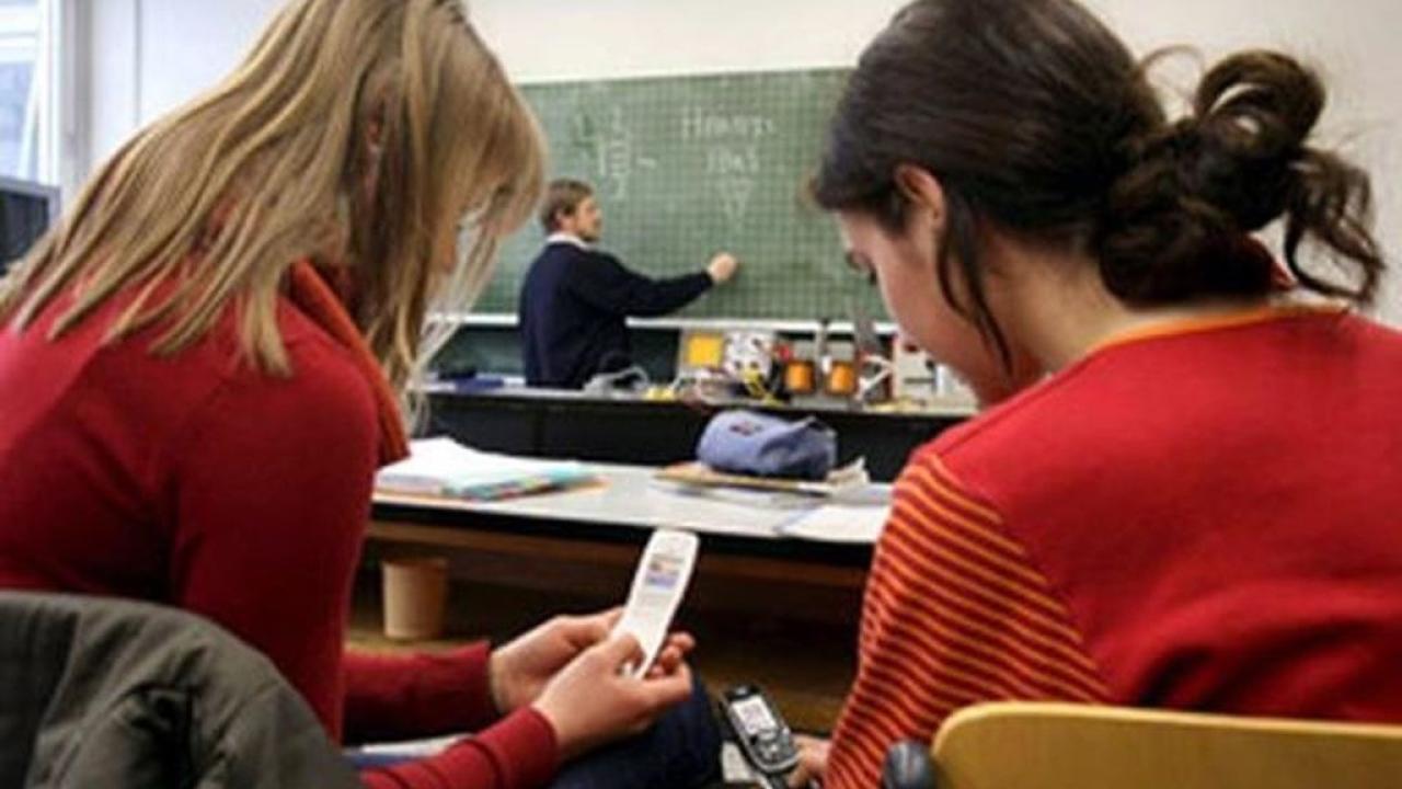 Desde 2024, el gobierno de Países Bajos impulsa limitar el uso de celulares, tablets y relojes inteligentes en las aulas. Docentes y alumnos ya reportan mejor atención, más interacción social y menos dependencia de las pantallas.
