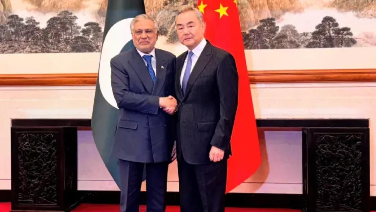 China y Pakistán presentaron una iniciativa diplomática para frenar la guerra con Irán y reabrir el Estrecho de Ormuz, uno de los principales cuellos de botella energéticos del mundo. El plan plantea un alto el fuego inmediato y el inicio de negociaciones para restablecer la navegación comercial en la región, hoy gravemente afectada por el conflicto en Medio Oriente. La propuesta fue informada por Axios, que citó fuentes diplomáticas involucradas en las conversaciones.