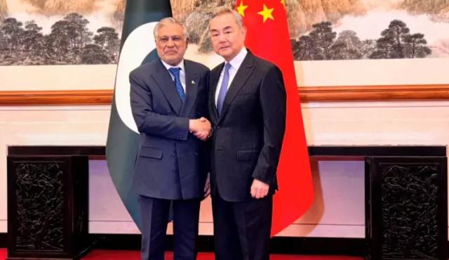 China y Pakistán presentaron una iniciativa diplomática para frenar la guerra con Irán y reabrir el Estrecho de Ormuz, uno de los principales cuellos de botella energéticos del mundo. El plan plantea un alto el fuego inmediato y el inicio de negociaciones para restablecer la navegación comercial en la región, hoy gravemente afectada por el conflicto en Medio Oriente. La propuesta fue informada por Axios, que citó fuentes diplomáticas involucradas en las conversaciones.