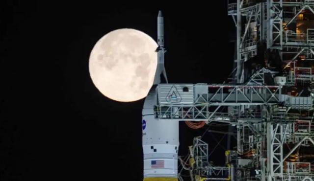 El país participa en la misión Artemis II a través del desarrollo del satélite ATENEA. Universidades públicas lideran el trabajo técnico que permite validar tecnología en el espacio profundo y posicionar a Argentina en la economía espacial global.
