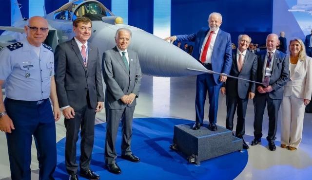 Brasil presentó el F-39E Gripen, su primer caza supersónico ensamblado en el país, en un proyecto que combina transferencia tecnológica, industria nacional y formación de talento, redefiniendo su rol en la geopolítica regional.