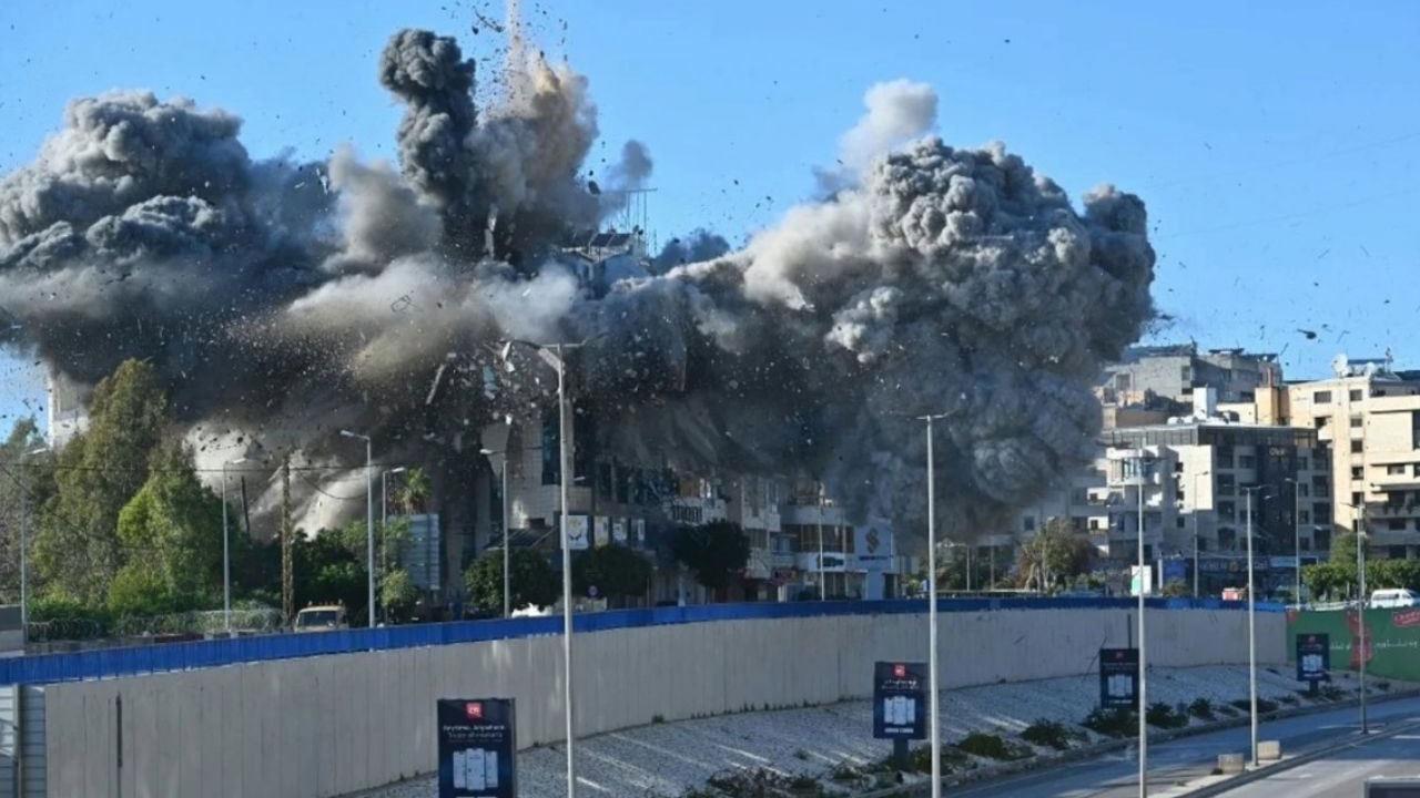 Infraestructura clave de internet fue afectada en el Golfo tras ataques atribuidos a Irán que impactaron centros de datos de Amazon Web Services. Varias “zonas de disponibilidad” quedaron completamente fuera de servicio, obligando a migrar aplicaciones y revelando una nueva dimensión estratégica: los data centers como objetivos de guerra.