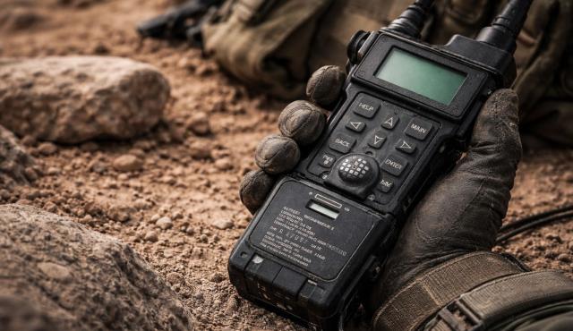 El rescate reciente de pilotos de la Fuerza Aérea de Estados Unidos tras el derribo de un caza en Medio Oriente volvió a poner en primer plano un componente poco visible pero crítico de la guerra aérea moderna: los sistemas de localización y comunicación de supervivencia como el CSEL, diseñados para permitir que pilotos aislados detrás de líneas enemigas puedan ser encontrados por fuerzas de rescate.