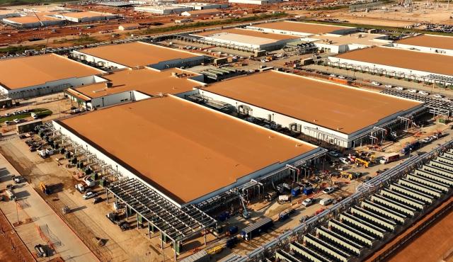 La advertencia de Irán sobre un posible ataque al megaproyecto “Stargate” en Abu Dhabi —una de las infraestructuras de Inteligencia Artificial más ambiciosas del mundo, con participación de OpenAI— no es un hecho aislado. Llega después de episodios concretos: centros de datos operados por Amazon, a través de Amazon Web Services (AWS), ya fueron alcanzados en Medio Oriente, con impactos que incluyeron incendios, fallas eléctricas y caída de servicios críticos.
