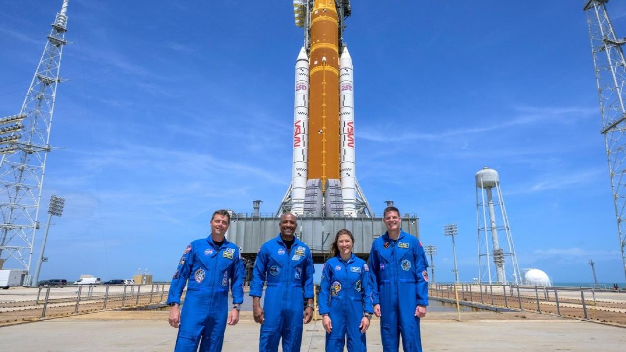 La plataforma de streaming transmitirá en directo el sobrevuelo tripulado de la nave Orion alrededor de la Luna. El evento marca el regreso de astronautas al entorno lunar más de 50 años después del programa Apolo y podrá verse en vivo en Sudamérica durante la tarde del lunes.