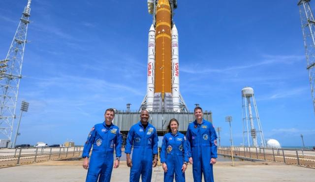 La plataforma de streaming transmitirá en directo el sobrevuelo tripulado de la nave Orion alrededor de la Luna. El evento marca el regreso de astronautas al entorno lunar más de 50 años después del programa Apolo y podrá verse en vivo en Sudamérica durante la tarde del lunes.