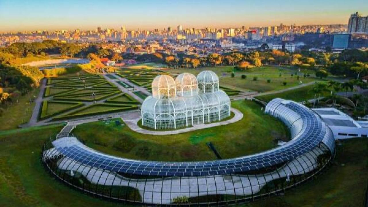 Hay ciudades que se visitan y ciudades que te interpelan. Curitiba es de las segundas. 