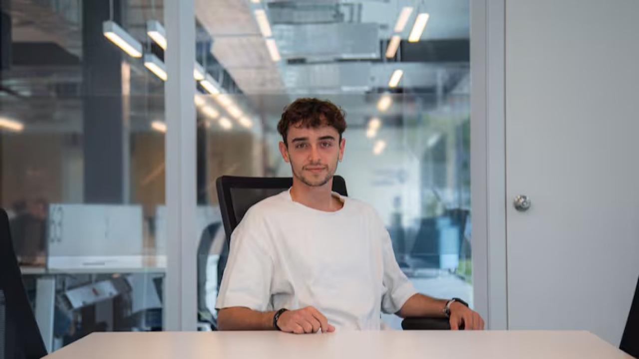 A los 22 años, Franco Rodríguez Viau lidera una empresa que combina inteligencia artificial, datos satelitales y sensores terrestres para detectar incendios forestales en sus etapas más tempranas. Con US$ 2,7 millones recaudados, presencia en más de 20 países y una tecnología que compite con los principales sistemas de monitoreo ambiental del mundo, Satellites on Fire emerge como una de las propuestas más sólidas en el cruce entre tecnología y gestión del riesgo climático.