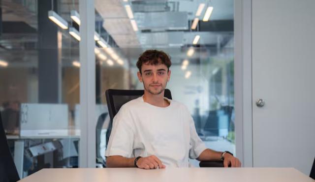 A los 22 años, Franco Rodríguez Viau lidera una empresa que combina inteligencia artificial, datos satelitales y sensores terrestres para detectar incendios forestales en sus etapas más tempranas. Con US$ 2,7 millones recaudados, presencia en más de 20 países y una tecnología que compite con los principales sistemas de monitoreo ambiental del mundo, Satellites on Fire emerge como una de las propuestas más sólidas en el cruce entre tecnología y gestión del riesgo climático.