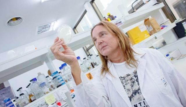 Aunque suele asociarse al pasado, la tuberculosis continúa siendo la principal causa de muerte por un agente infeccioso a nivel global. Solo en 2024 provocó alrededor de 1,2 millones de muertes, y en Argentina se notificaron 15.599 casos en 2025, según datos oficiales.
