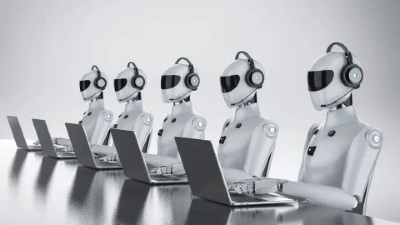 Durante décadas, la automatización fue presentada como una herramienta para mejorar la productividad humana. Luego, la Inteligencia Artificial amplió ese horizonte: escribir, programar, analizar datos. Pero lo que empieza a emerger ahora va un paso más allá y obliga a replantear una pregunta estructural: qué ocurre cuando no solo se automatizan tareas, sino la totalidad de una organización.
