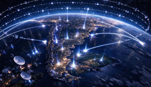 El avance del internet satelital comienza a transformar el mercado de telecomunicaciones en Argentina. Con la expansión de redes como Starlink de SpaceX y el posible desembarco de proyectos como LEO de Amazon, el país enfrenta un nuevo escenario de competencia tecnológica que podría impactar a operadores tradicionales, cooperativas regionales y redefinir el rol estratégico de ARSAT en la infraestructura digital nacional.