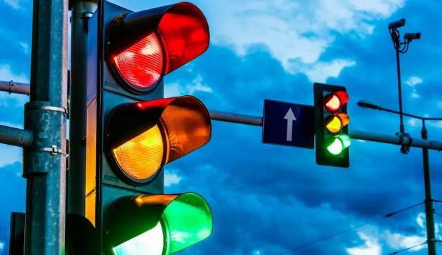 La ciudad de Neuquén dio un paso concreto hacia la modernización de su sistema de tránsito con la apertura de sobres de una licitación que busca implementar semáforos con Inteligencia Artificial. El proyecto apunta a optimizar la circulación urbana mediante tecnología capaz de adaptar en tiempo real el funcionamiento de las señales según el flujo vehicular.