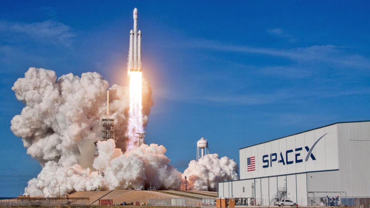 La carrera por dominar la Inteligencia Artificial suma un nuevo capítulo. SpaceX confirmó un acuerdo estratégico con Cursor que incluye la opción de compra por hasta USD 60.000 millones, en una jugada que busca posicionarse en uno de los segmentos más competitivos del ecosistema: la programación asistida por IA.