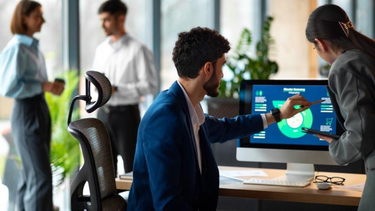 Un nuevo informe de Harvard Business Review Analytic Services, patrocinado por la empresa de software Appian, confirma que la IA dejó de ser una fase de experimentación para transformarse en una prioridad operativa dentro de las grandes organizaciones. Sin embargo, la mayoría de las compañías todavía no logra traducir esa adopción en crecimiento real del negocio: usan IA para eficiencia interna, pero no para generar nuevos ingresos.