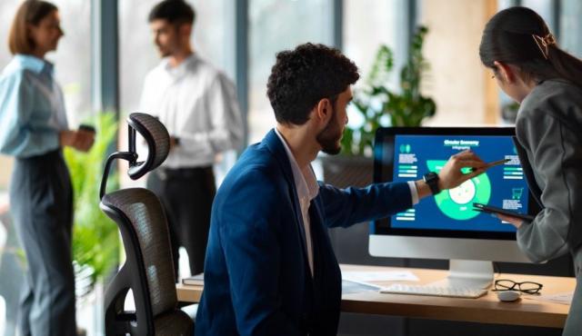 Un nuevo informe de Harvard Business Review Analytic Services, patrocinado por la empresa de software Appian, confirma que la IA dejó de ser una fase de experimentación para transformarse en una prioridad operativa dentro de las grandes organizaciones. Sin embargo, la mayoría de las compañías todavía no logra traducir esa adopción en crecimiento real del negocio: usan IA para eficiencia interna, pero no para generar nuevos ingresos.