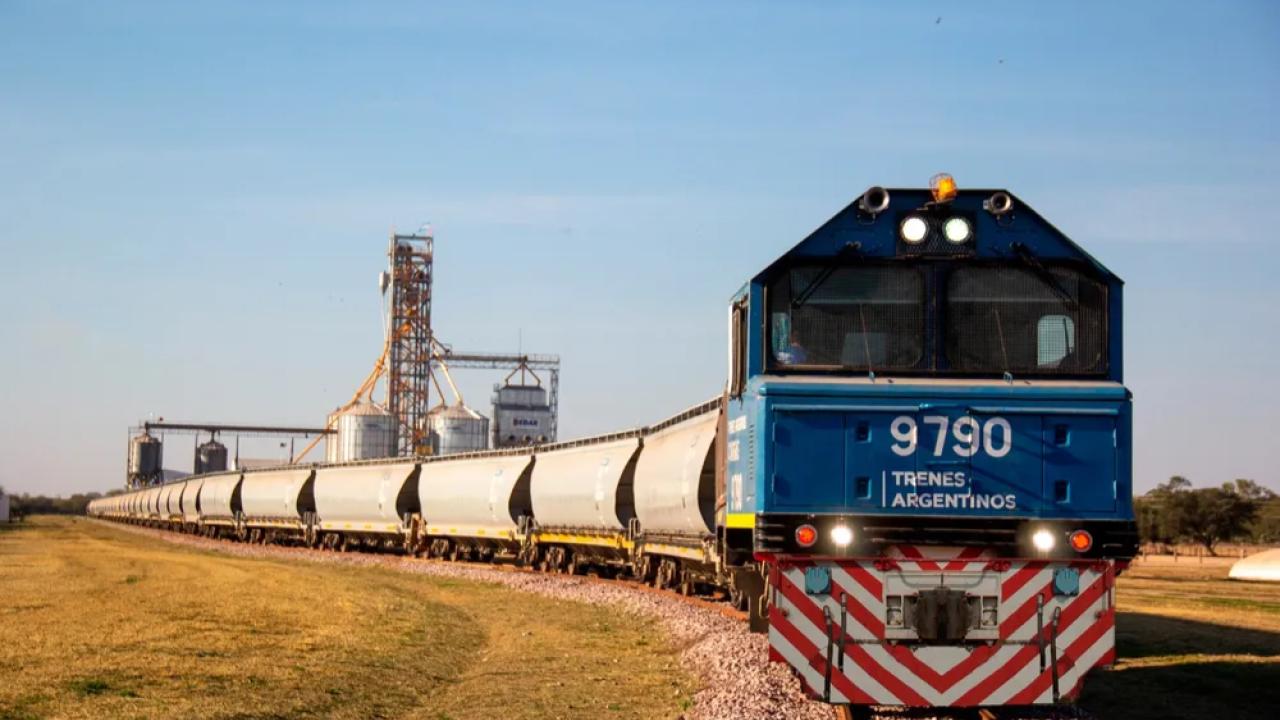 El Gobierno nacional dio un nuevo paso en la privatización de Belgrano Cargas y Logística S.A. A través del Decreto 282/2026, dispuso que los fondos obtenidos por la venta de material rodante se destinen a un fideicomiso para financiar obras sobre las vías que serán concesionadas.