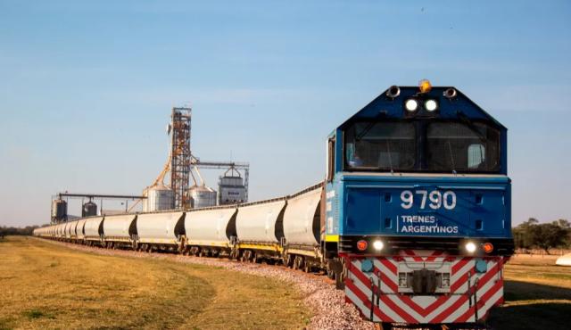 El Gobierno nacional dio un nuevo paso en la privatización de Belgrano Cargas y Logística S.A. A través del Decreto 282/2026, dispuso que los fondos obtenidos por la venta de material rodante se destinen a un fideicomiso para financiar obras sobre las vías que serán concesionadas.