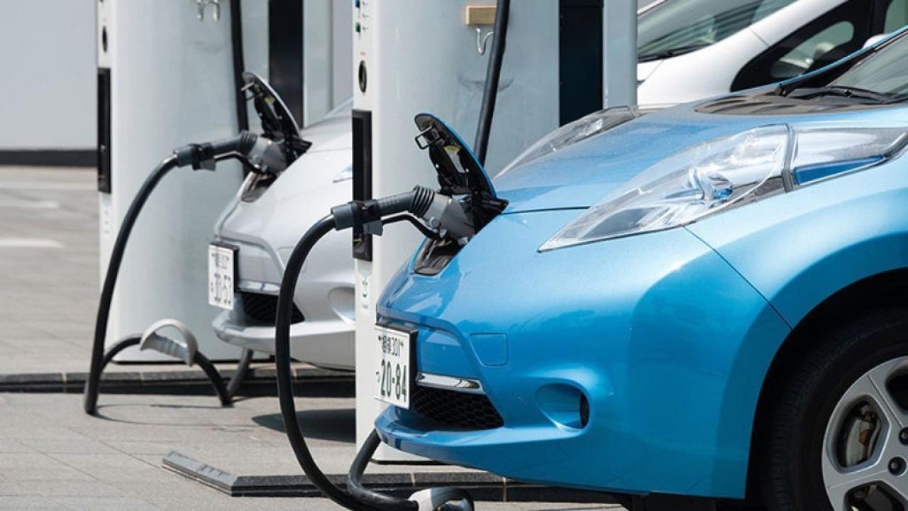 Las ventas de autos eléctricos en Argentina se dispararon más del 900% en el primer trimestre de 2026, con 723 unidades patentadas solo en abril. El BYD Dolphin Mini domina el mercado con 1.299 unidades vendidas entre enero y abril, casi triplicando al segundo modelo. Pero detrás de estas cifras récord, Argentina cuenta con poco más de 260 puntos de carga públicos en todo el territorio mientras el parque eléctrico crece exponencialmente.