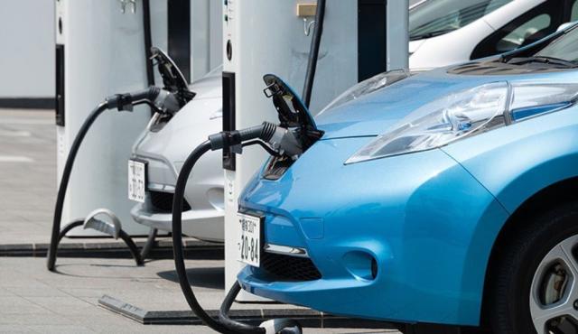 Las ventas de autos eléctricos en Argentina se dispararon más del 900% en el primer trimestre de 2026, con 723 unidades patentadas solo en abril. El BYD Dolphin Mini domina el mercado con 1.299 unidades vendidas entre enero y abril, casi triplicando al segundo modelo. Pero detrás de estas cifras récord, Argentina cuenta con poco más de 260 puntos de carga públicos en todo el territorio mientras el parque eléctrico crece exponencialmente.