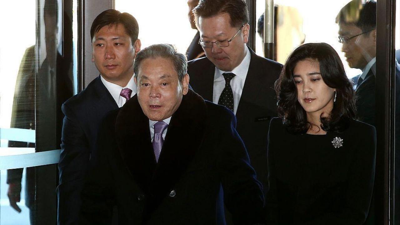 La familia que controla Samsung completó oficialmente en mayo de 2026 el pago de más de 8.000 millones de dólares en concepto de impuesto a la herencia tras la muerte de Lee Kun-hee, el histórico líder del conglomerado surcoreano fallecido en octubre de 2020. El caso ya es considerado uno de los mayores pagos sucesorios registrados públicamente a nivel global y volvió a poner en discusión el enorme peso político, económico y tecnológico de las grandes corporaciones asiáticas.