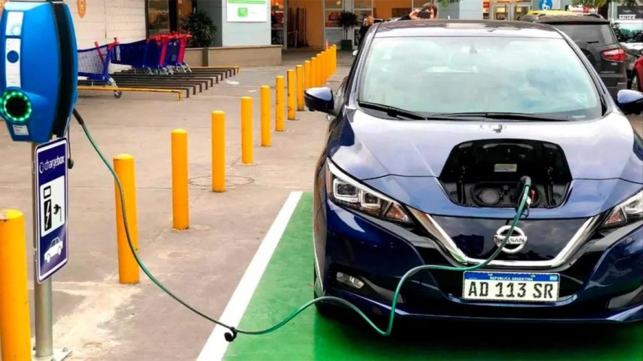 La adopción de vehículos eléctricos en el país continúa en ascenso. Analizamos los costos de recarga domiciliaria frente a la pública y desglosamos cómo avanza el mapa de la infraestructura a nivel nacional, un factor clave para el futuro de la movilidad.