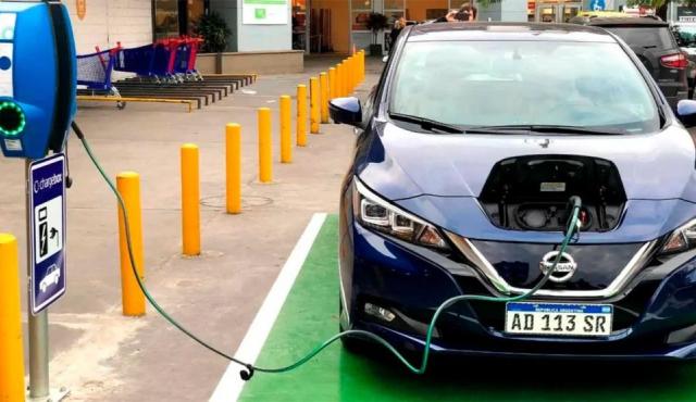 La adopción de vehículos eléctricos en el país continúa en ascenso. Analizamos los costos de recarga domiciliaria frente a la pública y desglosamos cómo avanza el mapa de la infraestructura a nivel nacional, un factor clave para el futuro de la movilidad.