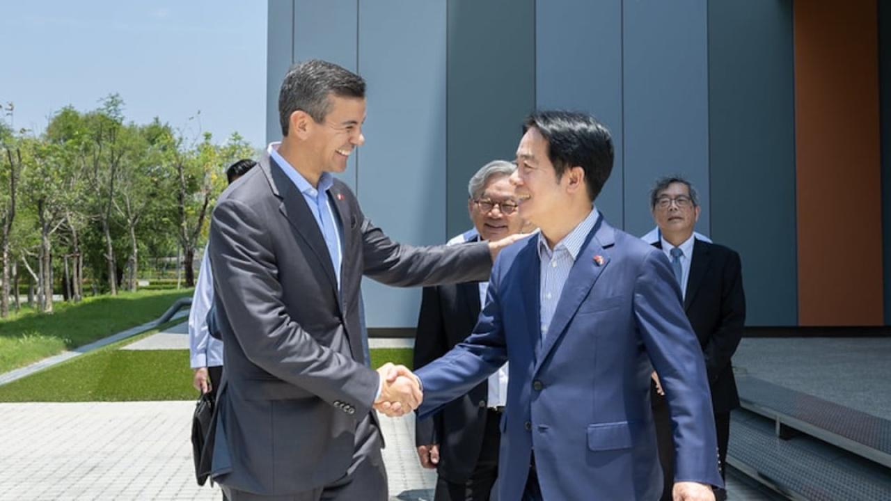 El presidente Santiago Peña anunció un acuerdo con Taiwán para desarrollar en Paraguay un gran centro de Inteligencia Artificial. La iniciativa busca combinar la capacidad tecnológica taiwanesa en semiconductores con la energía renovable paraguaya, aunque todavía falta conocer la escala final, la inversión, los socios privados y el cronograma de ejecución.
