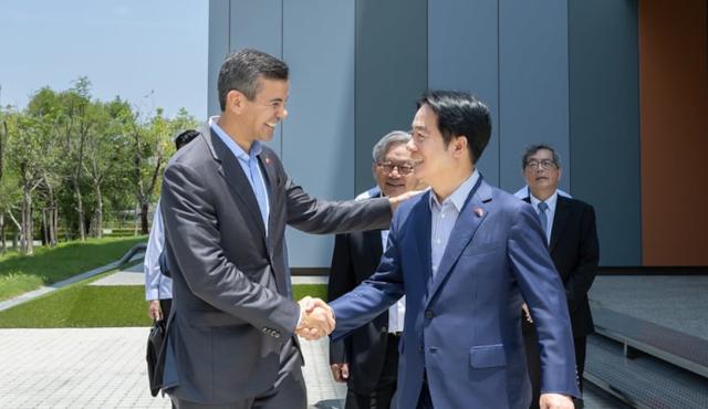 El presidente Santiago Peña anunció un acuerdo con Taiwán para desarrollar en Paraguay un gran centro de Inteligencia Artificial. La iniciativa busca combinar la capacidad tecnológica taiwanesa en semiconductores con la energía renovable paraguaya, aunque todavía falta conocer la escala final, la inversión, los socios privados y el cronograma de ejecución.