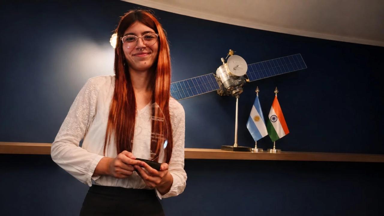 Ewolyn Montenegro, alumna del Instituto Técnico de Aguilares de la Universidad Nacional de Tucumán, fue seleccionada para representar al país en una misión internacional impulsada por Space Kidz India. Tras un año de capacitación y una competencia nacional con más de 100 postulantes, viajará a India para colaborar en la construcción de un minisatélite educativo con destino a la órbita lunar.