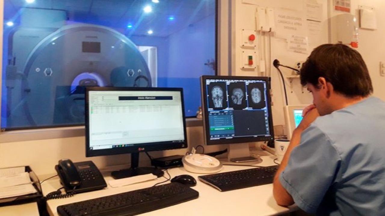 Un equipo de investigadores del CONICET logró observar cómo se reorganiza el cerebro durante un estado no ordinario de conciencia autoinducido, sin uso de drogas ni entrenamiento formal. 