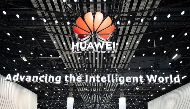 La tecnológica china Huawei aseguró que encontró un camino alternativo para desarrollar semiconductores comparables con los chips más avanzados del mercado global. Expertos dudan de la eficiencia y escalabilidad industrial.