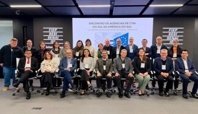 El CONICET participó en Curitiba de una reunión internacional junto a instituciones de Argentina, Brasil, Paraguay, Chile, Uruguay y Portugal. El organismo firmó un convenio con la Fundação Araucária para impulsar intercambios académicos, proyectos científicos y cooperación tecnológica en áreas estratégicas como bioeconomía, transición energética, salud, ambiente, agroindustria y transformación digital.