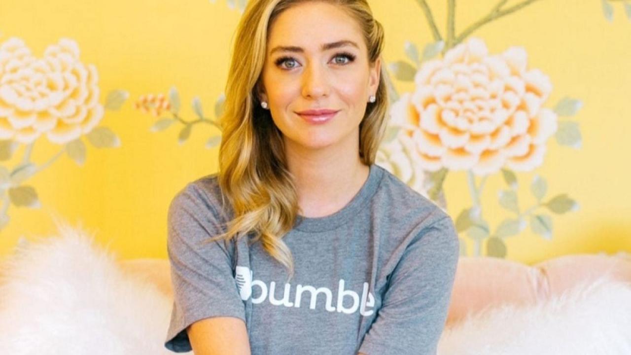 La historia de Whitney Wolfe Herd es una de las más influyentes del negocio tecnológico de la última década. Antes de convertirse en la cara visible de Bumble, fue parte del equipo inicial de Tinder, la aplicación que transformó para siempre la forma de conocer personas a través del celular. Su rol fue especialmente importante en la expansión temprana de la marca, sobre todo en universidades de Estados Unidos, donde Tinder empezó a crecer como fenómeno cultural y digital.