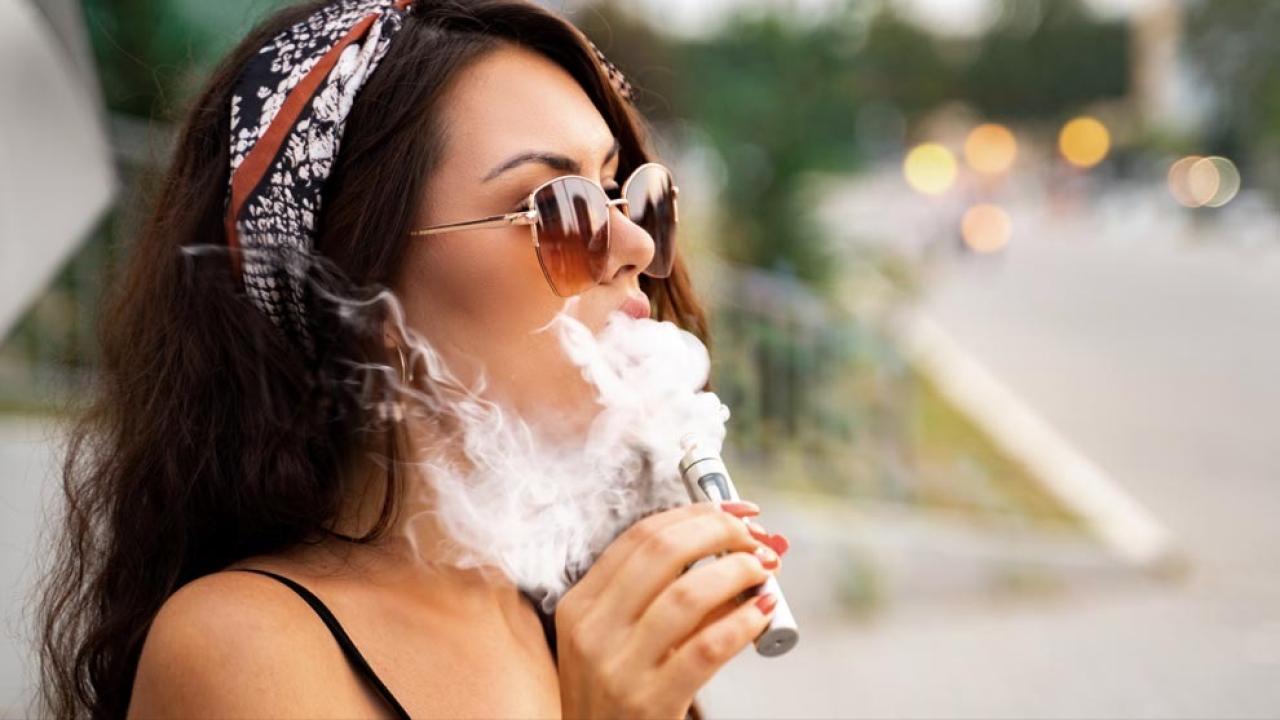 El avance de los dispositivos electrónicos de consumo plantea una alerta sanitaria: mientras crece el uso de vapeadores entre adolescentes, el Gobierno nacional levantó la prohibición y habilitó su venta regulada en Argentina.