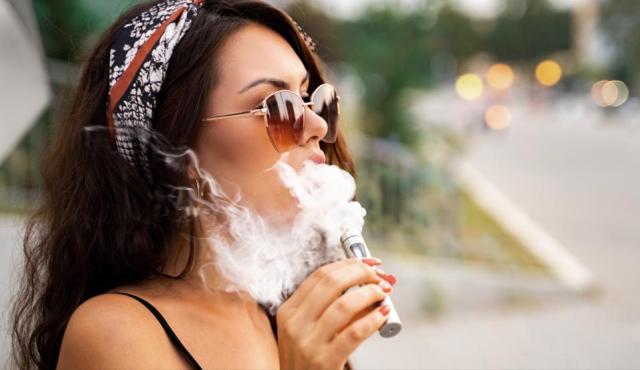 El avance de los dispositivos electrónicos de consumo plantea una alerta sanitaria: mientras crece el uso de vapeadores entre adolescentes, el Gobierno nacional levantó la prohibición y habilitó su venta regulada en Argentina.