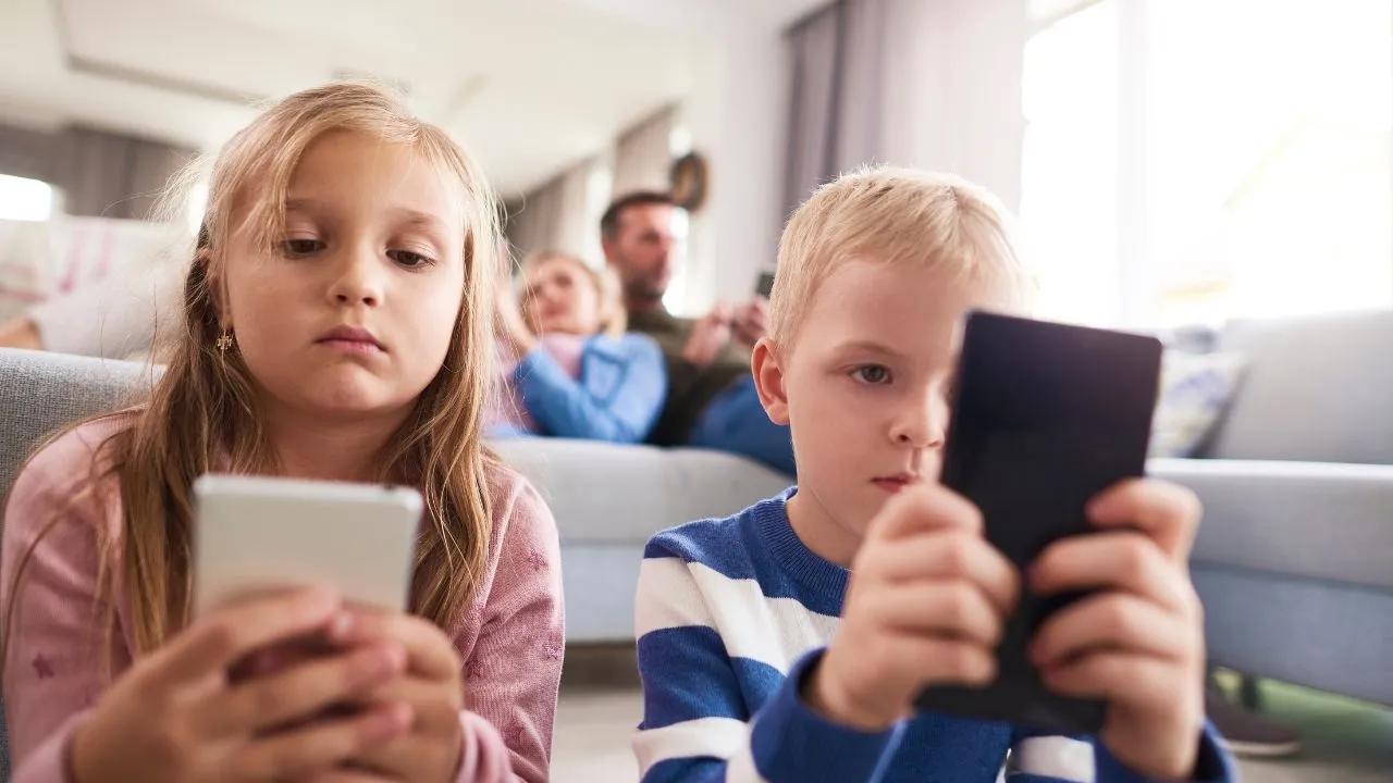 El celular ya no es solamente una pantalla. Para muchos chicos y adolescentes es el lugar donde estudian, juegan, hablan con amigos, miran videos, consumen redes sociales y también quedan expuestos a riesgos digitales. Por eso, cada vez más familias buscan herramientas para ordenar el uso del teléfono, establecer límites y acompañar la vida online de sus hijos.